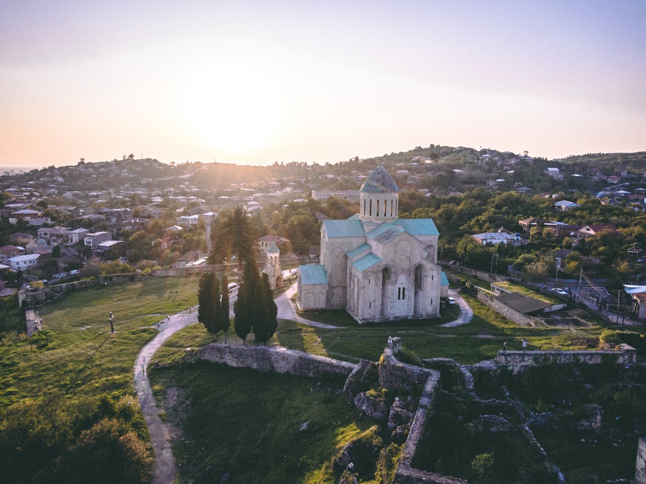 Georgia Travel Guide – Mountains, Wine & Culture